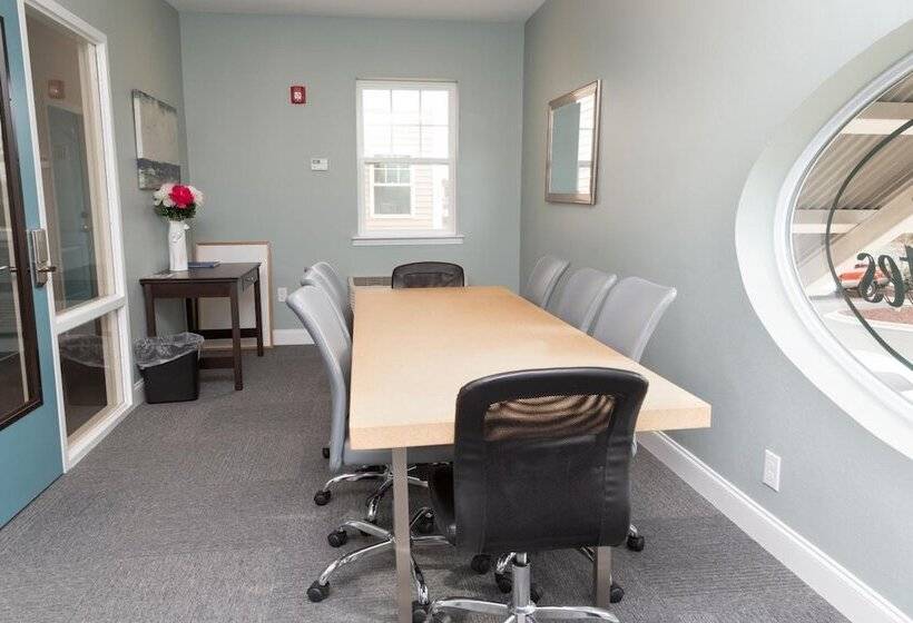 בית מלון כפרי The Acorn Suites