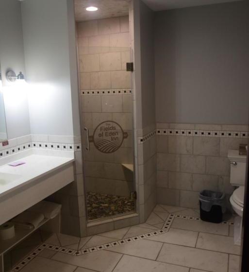 הוסטל The Fields Of Eden Inn