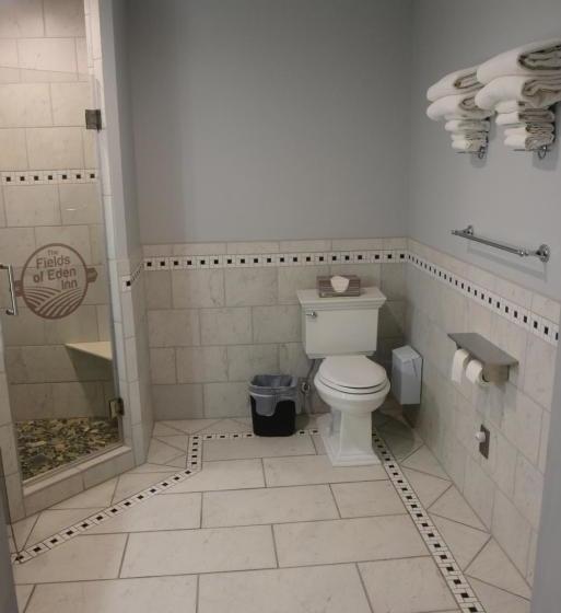 הוסטל The Fields Of Eden Inn