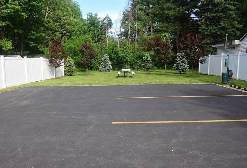 הוסטל The Fields Of Eden Inn