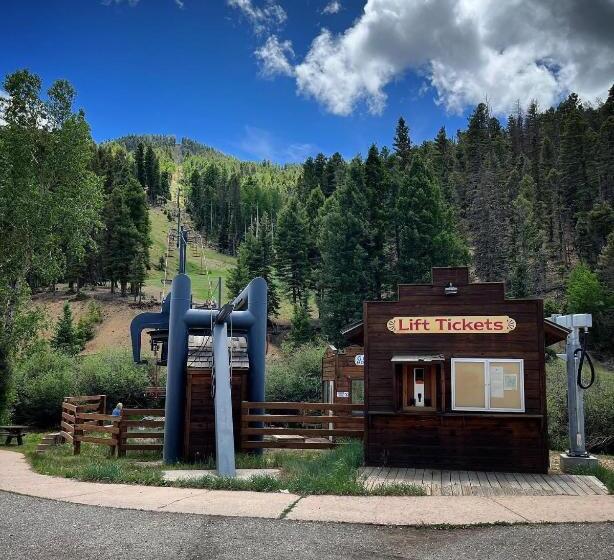 فندق Three Bears Lodge