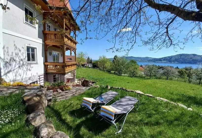 ペンション Attersee Gartenvilla