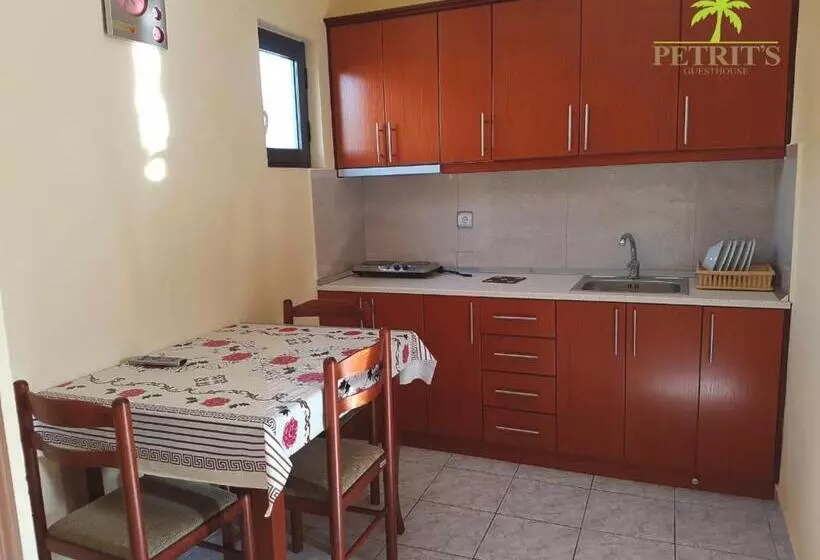 پانسیون Petrit Guesthouse
