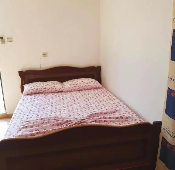 پانسیون Petrit Guesthouse