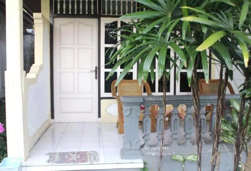 Retkeilymaja Taman Lily S
