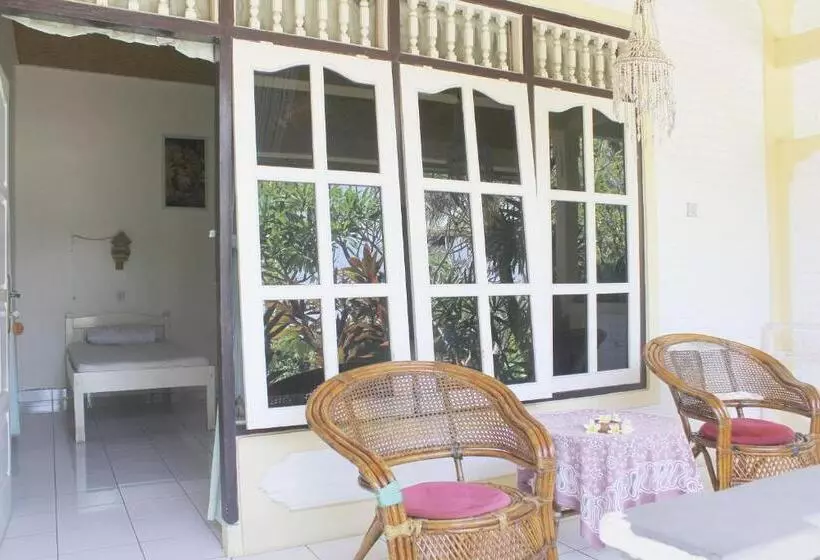 Retkeilymaja Taman Lily S