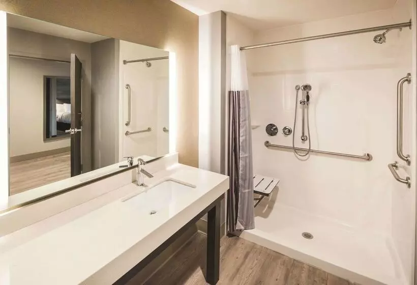 Hotelli La Quinta Inn & Suites By Wyndham Atlanta South   Mcdonough