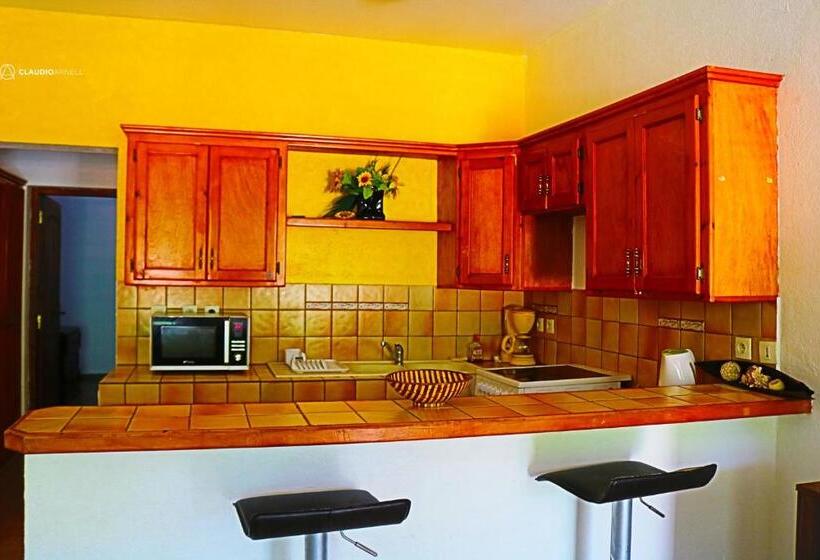 پانسیون Over The Hill Residence