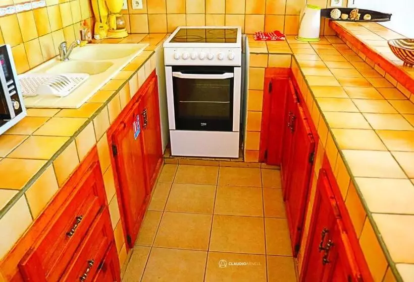 پانسیون Over The Hill Residence