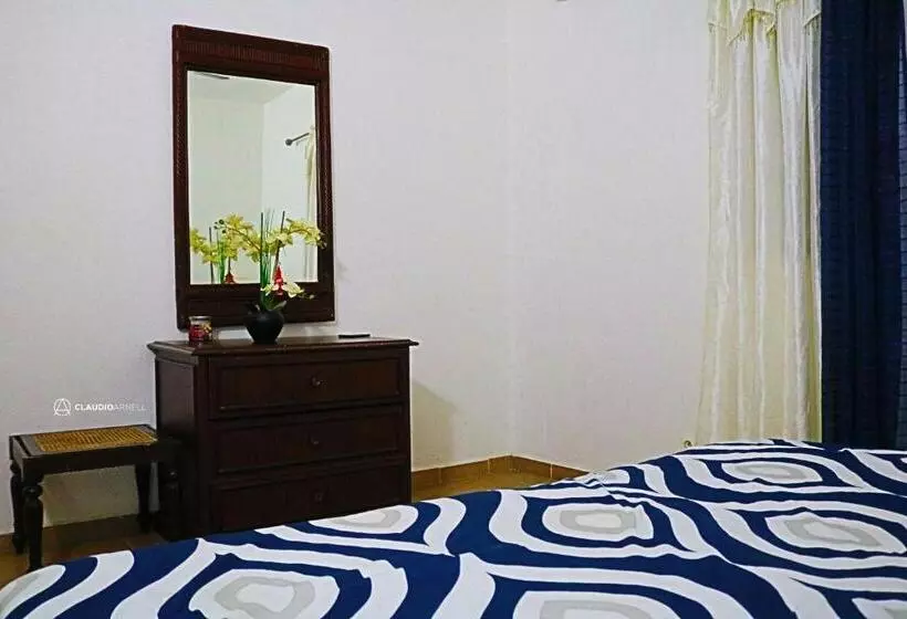 پانسیون Over The Hill Residence