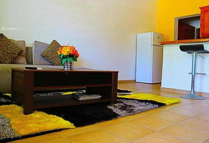 پانسیون Over The Hill Residence