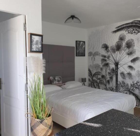 پانسیون Over The Hill Residence