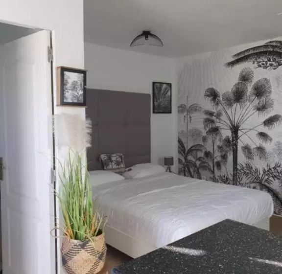 پانسیون Over The Hill Residence