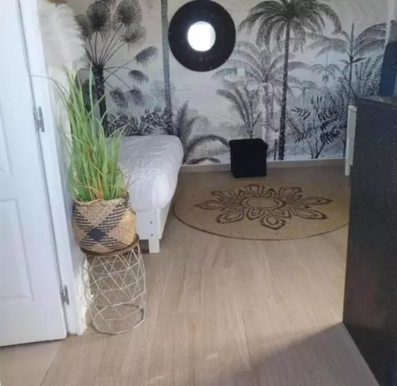 پانسیون Over The Hill Residence