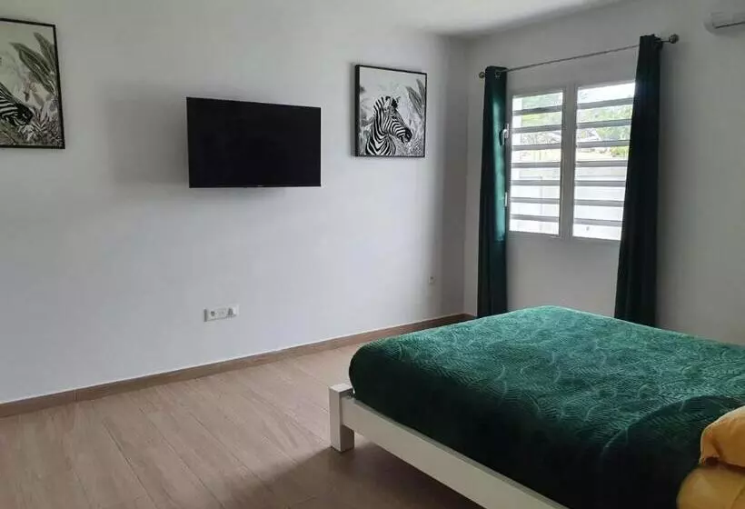 پانسیون Over The Hill Residence