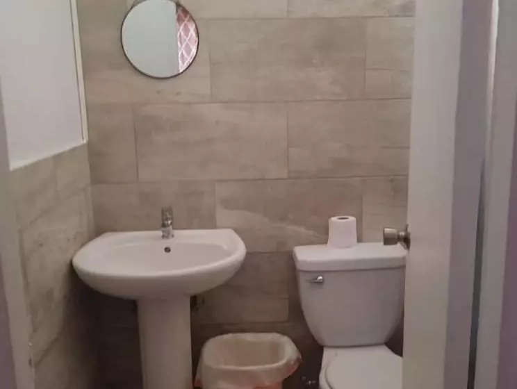 پانسیون Over The Hill Residence