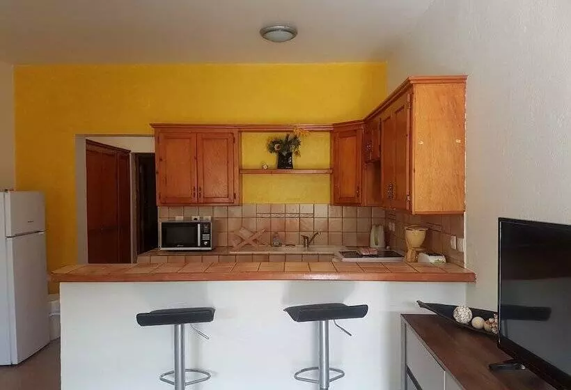 پانسیون Over The Hill Residence