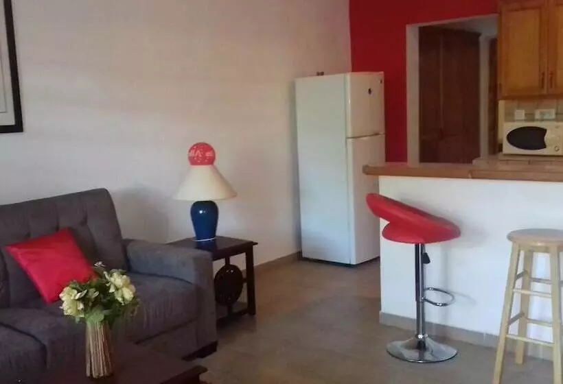 پانسیون Over The Hill Residence