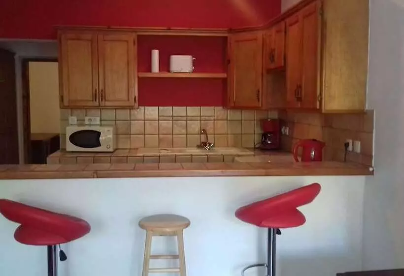 پانسیون Over The Hill Residence