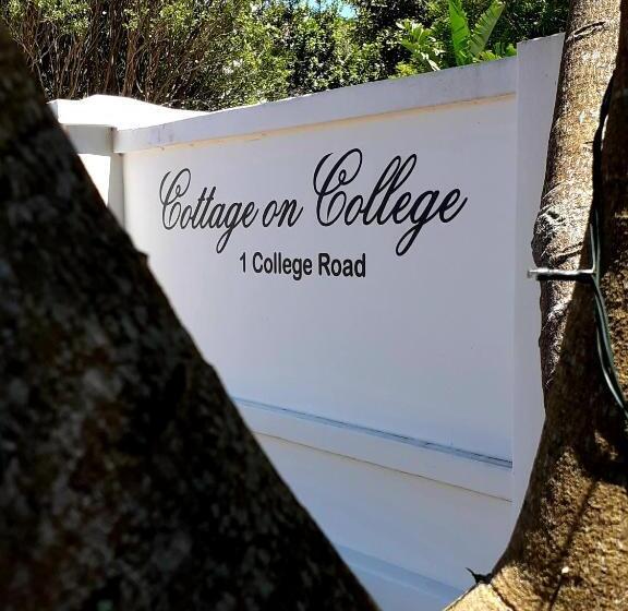 펜션 Cottage On College