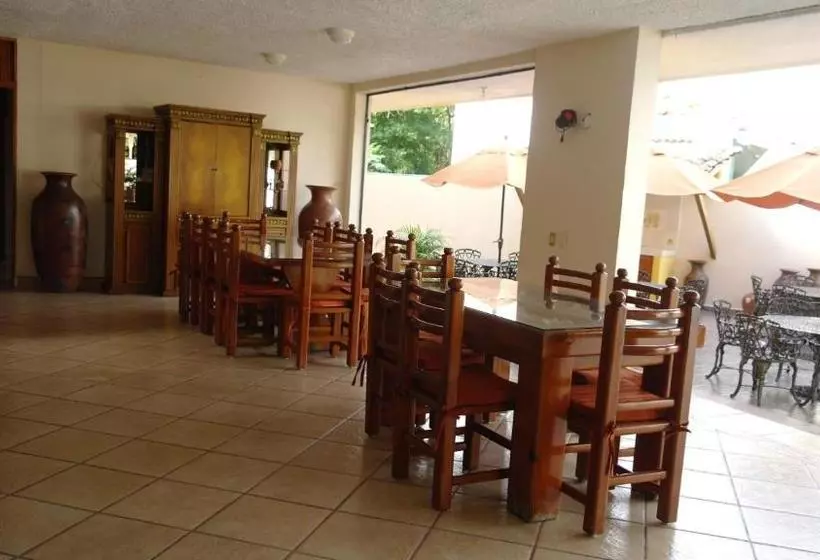 ペンション Villa Cupatitzio