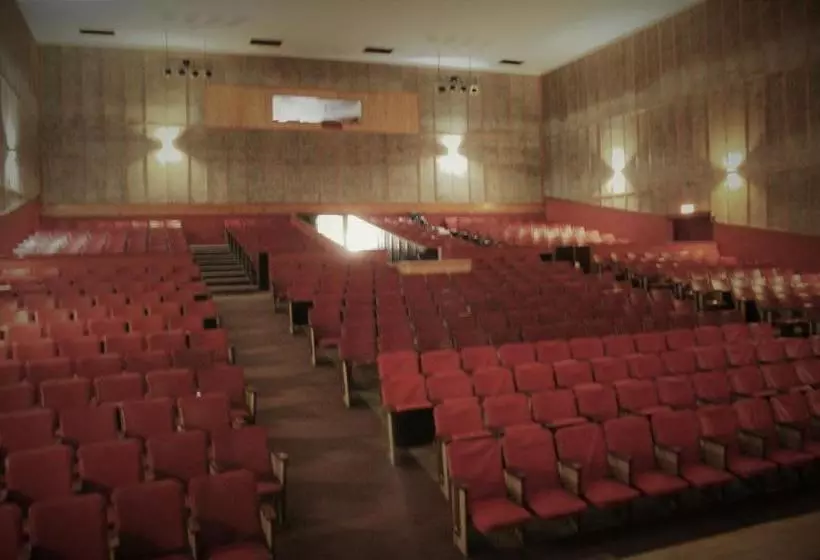 پانسیون The Theatre House