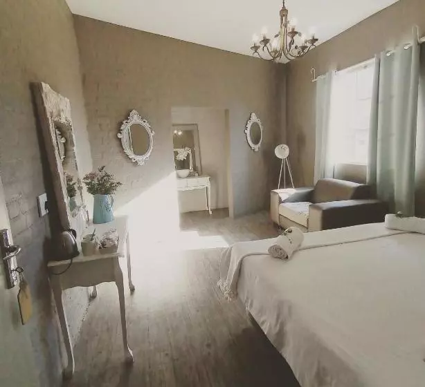 پانسیون The Theatre House