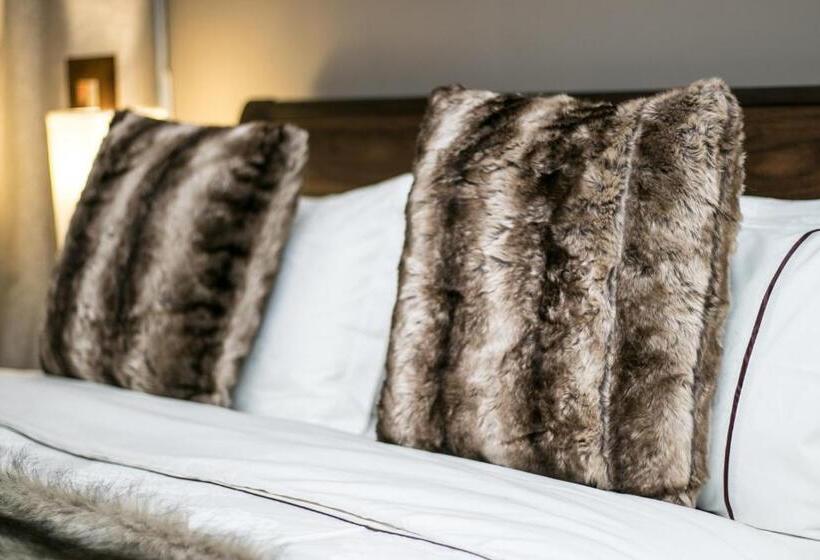 Red Mango Hotel And Apartments