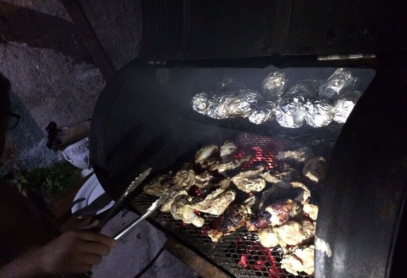 پانسیون Mobay Kotch Hostel