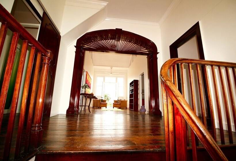 پانسیون Mobay Kotch Hostel