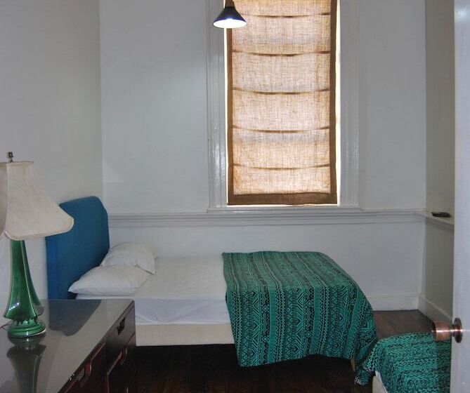 پانسیون Mobay Kotch Hostel