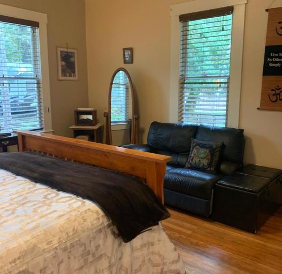 旅馆 Mountain Meadows Inn & Chalet Suites