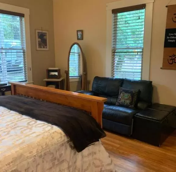 Retkeilymaja Mountain Meadows Inn & Chalet Suites