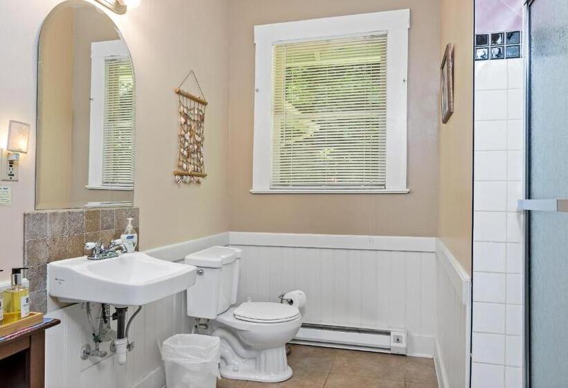 旅馆 Mountain Meadows Inn & Chalet Suites