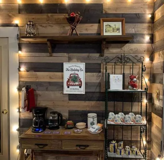 Retkeilymaja Mountain Meadows Inn & Chalet Suites