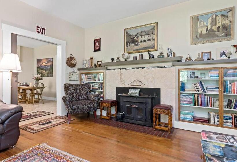 旅馆 Mountain Meadows Inn & Chalet Suites