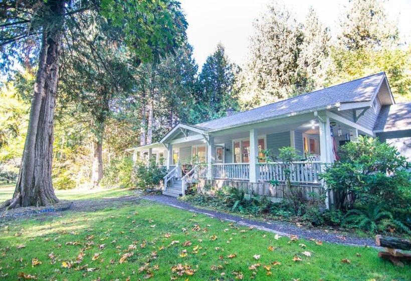 旅馆 Mountain Meadows Inn & Chalet Suites