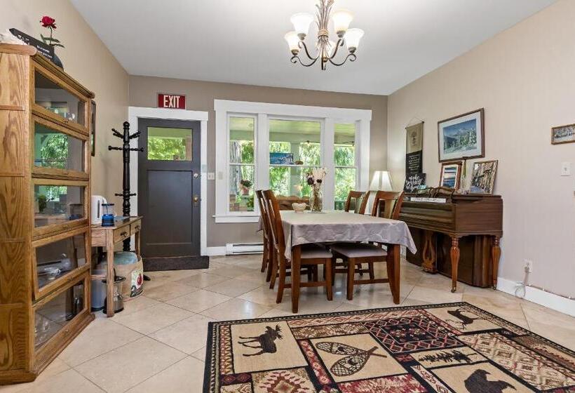 旅馆 Mountain Meadows Inn & Chalet Suites