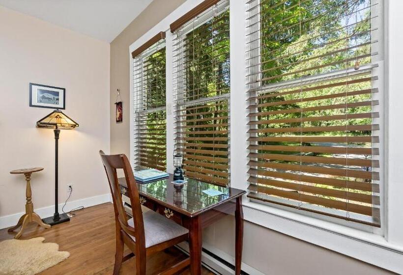 旅馆 Mountain Meadows Inn & Chalet Suites