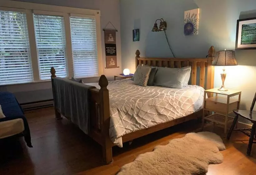 Retkeilymaja Mountain Meadows Inn & Chalet Suites