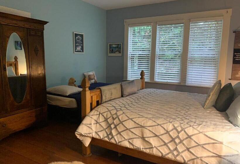 旅馆 Mountain Meadows Inn & Chalet Suites