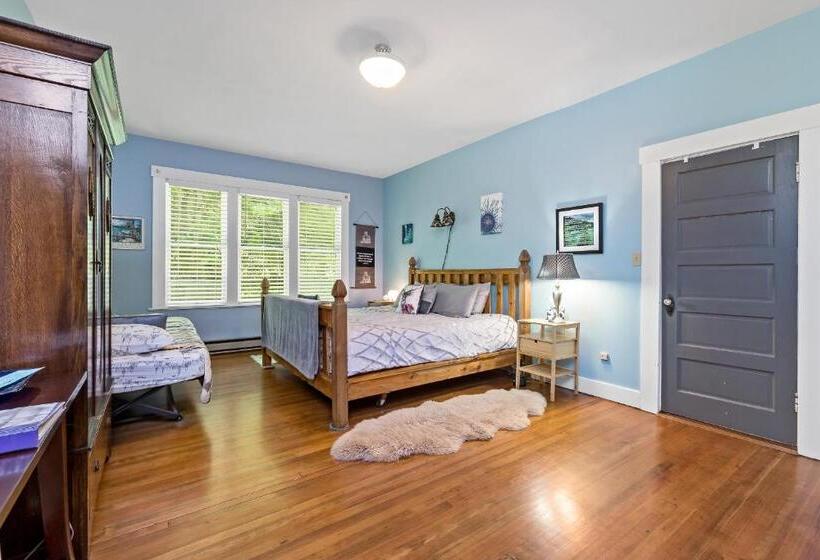 旅馆 Mountain Meadows Inn & Chalet Suites