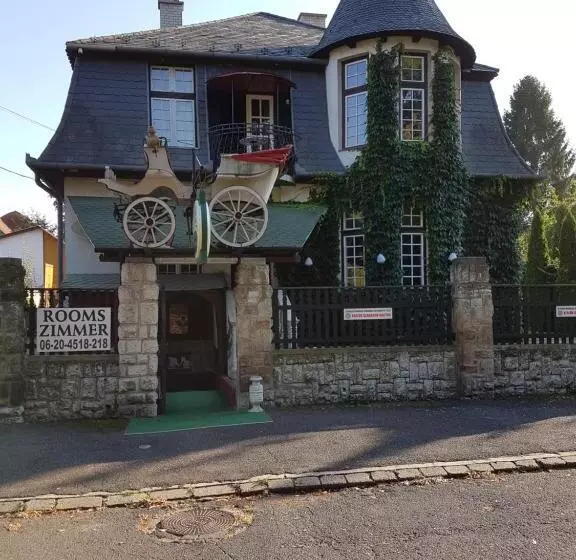 Fiáker Panzió