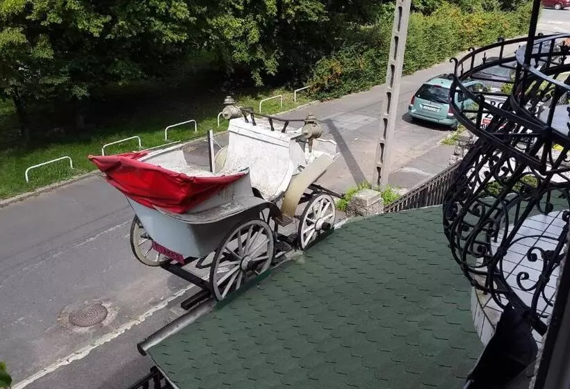 Fiáker Panzió