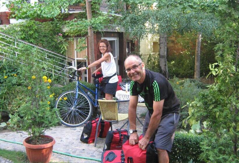 پانسیون Base For Adventurers   Urban Guerrilla