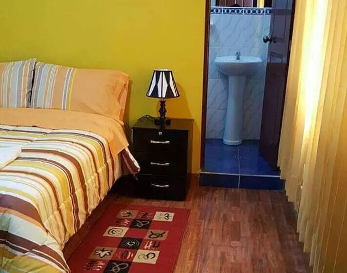 هاستل Hostal Los Pinos