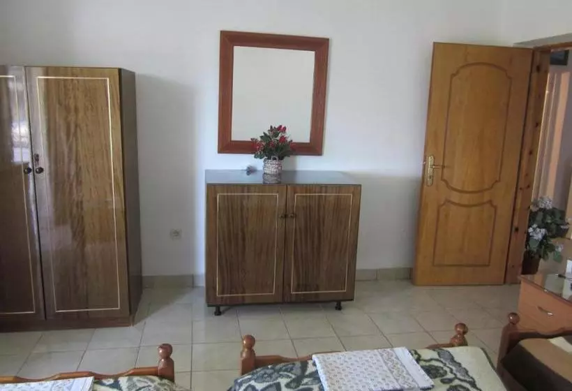 پانسیون Guest House And Tavern Leo