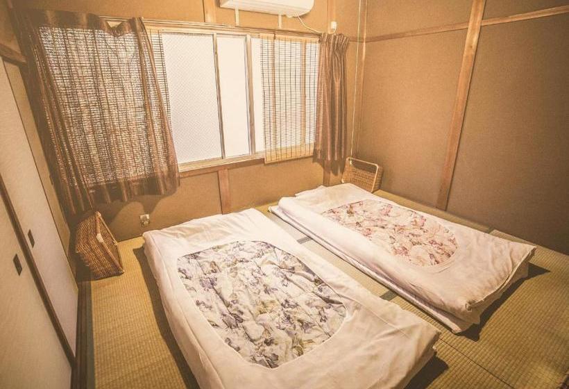 Pension (Hôtel basse catégorie) Nostalgic Guesthouse For 1 To 3 Females Or A Group Of 4 People Or More