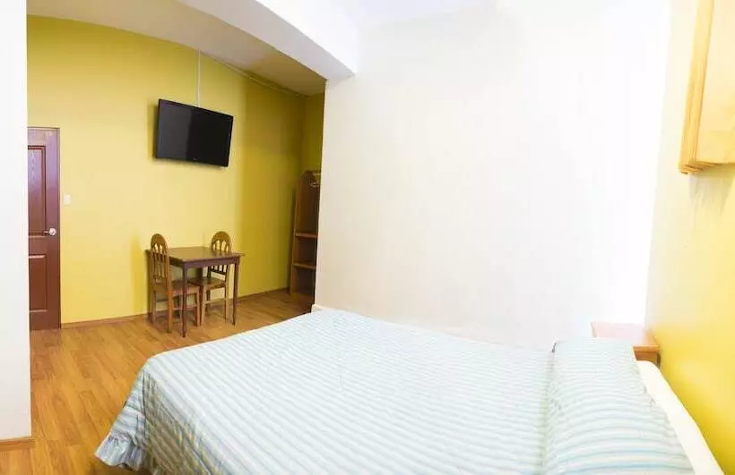 ユースホステル Baviera Hostal
