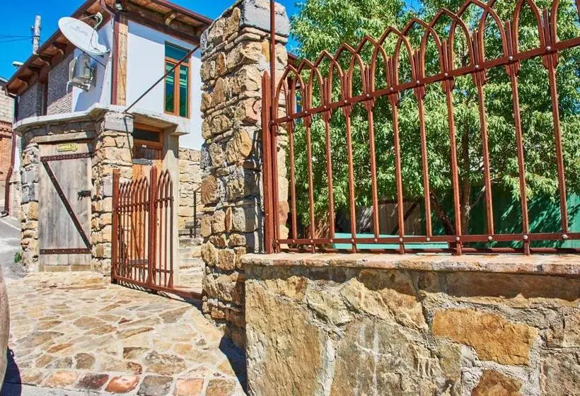 پانسیون Guest House Savane